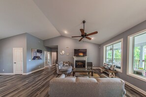 Una Smart TV, una chimenea