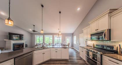 New! Blue Oasis- Lakefront Getaway only 20 minutes from Murray State University.