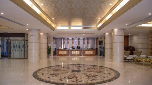 A spacious lobby with a central reception desk, large columns, and a decorative circular floor pattern. - Sopley li zhi Hotel (Zhengzhou)