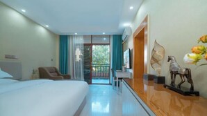 Une chambre d’hôtel avec un lit, un bureau, une chaise, une télévision et un balcon avec vue.