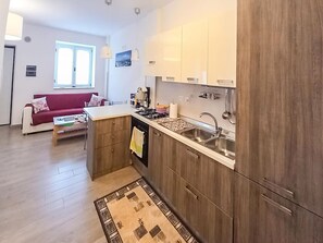 Fridge, microwave, oven, stovetop - Raiamar Living Apartment (Agropoli)