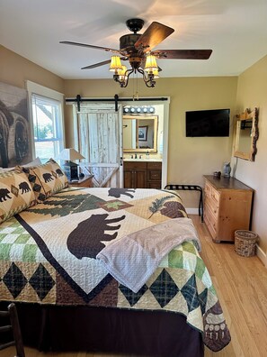 3 bedrooms, iron/ironing board, travel cot, WiFi - Private home beautiful mountain views, near dwtn Asheville, Hot tub, fire pit (Asheville)