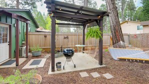 Takapihalla on pergola, grilli, riippumatto ja pieni pöytä.
