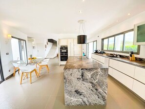 Køleskab, mikrobølgeovn, ovn, kogeplade