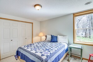 5 bedrooms, desk, iron/ironing board, WiFi