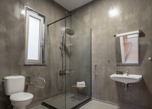 Een douche, handdoeken, zeep, shampoo
