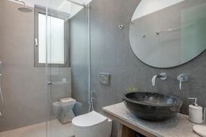 Douche, serviettes fournies, savon, shampoing
