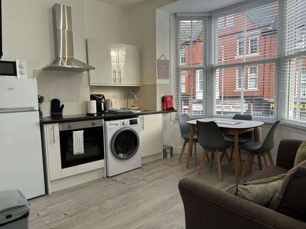 ثلاجة، ميكروويف، فرن، موقد طهي مسطح