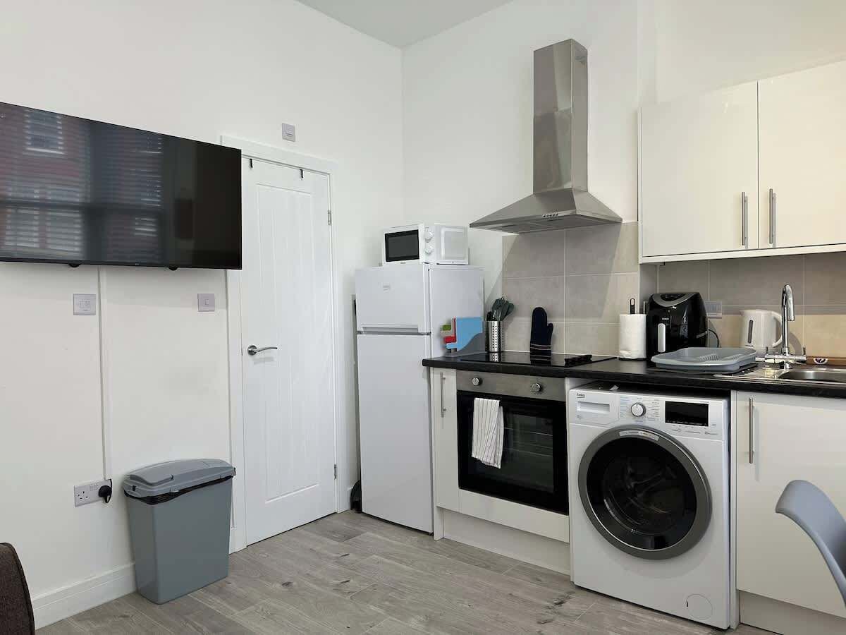 Refrigerador, microondas, horno y parrilla de estufa 