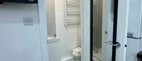 Een douche, een haardroger, shampoo