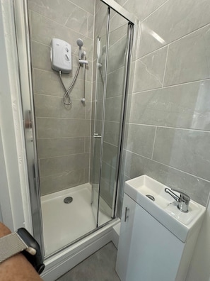 Dusche, Haartrockner, Shampoo