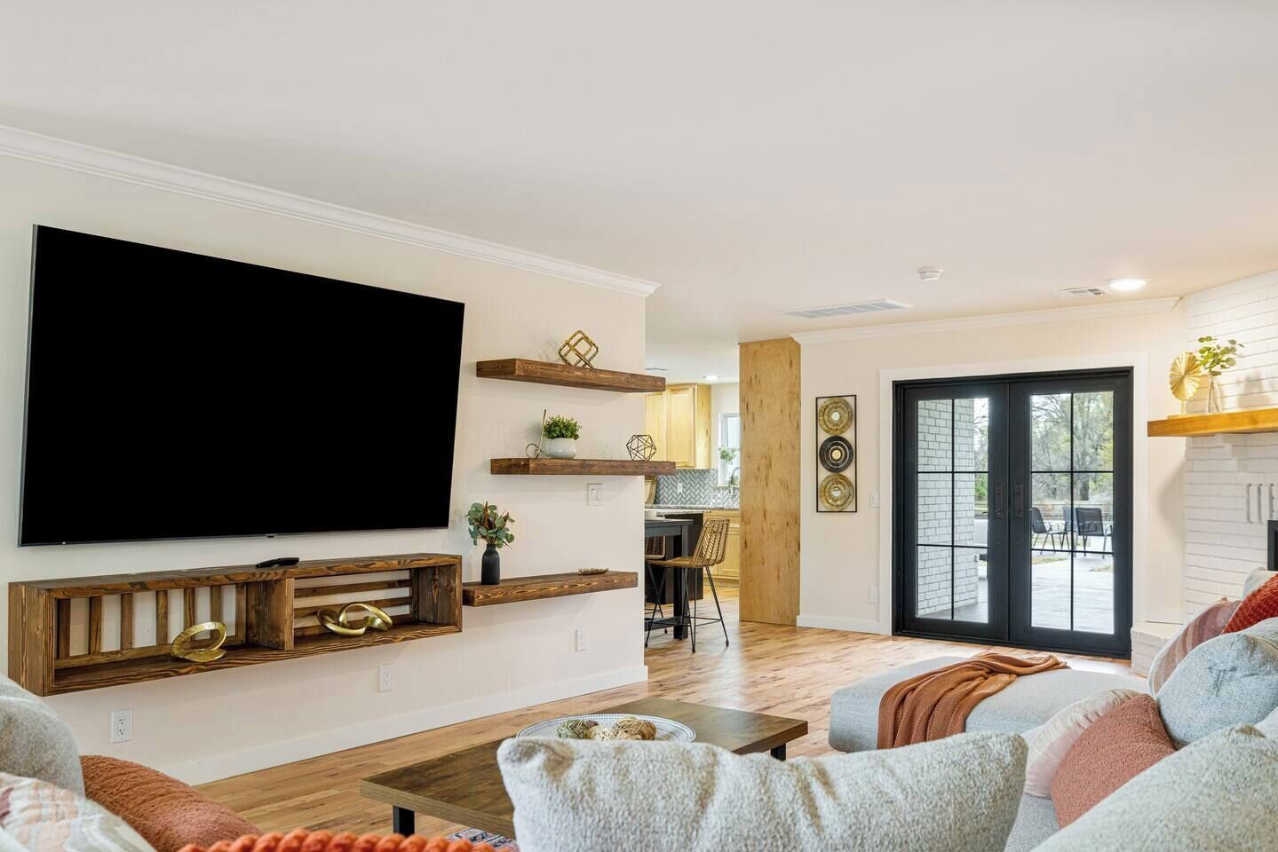 Una televisión, una chimenea