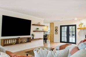 TV, fireplace - Sleeps 22—Pickleball~Hot Tub~Pool Table~Games (Broken Arrow)