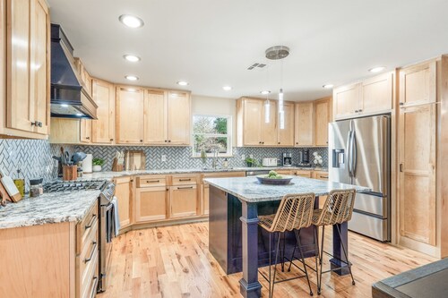 Sleeps 22—Pickleball~Hot Tub~Pool Table~Games