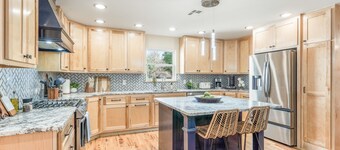 Sleeps 22—Pickleball~Hot Tub~Pool Table~Games