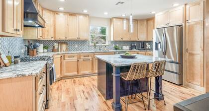 Sleeps 22âPickleball~Hot Tub~Pool Table~Games