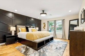 6 bedrooms, iron/ironing board, travel cot, WiFi - Sleeps 22—Pickleball~Hot Tub~Pool Table~Games (Broken Arrow)