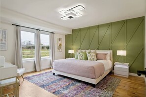 6 bedrooms, iron/ironing board, travel cot, WiFi - Sleeps 22—Pickleball~Hot Tub~Pool Table~Games (Broken Arrow)