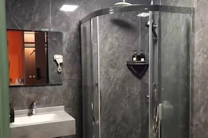 A bathroom with a glass-enclosed shower, a sink, and a mirror. - Home Inn Huayi Select Hotel (Shangrao Yanshan Hekou Town Jiuyang Avenue) (Yanshan)