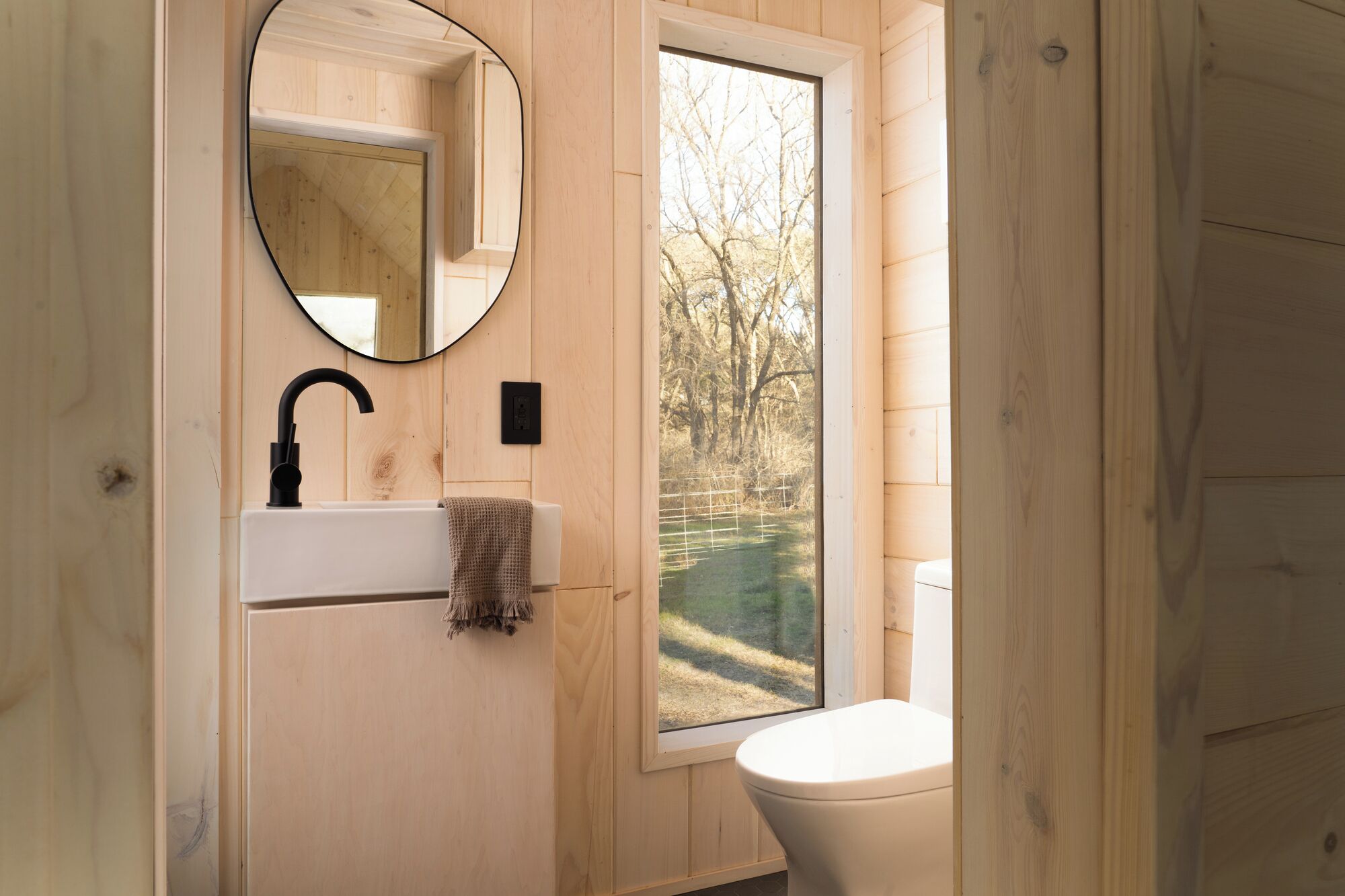 Douche, serviettes fournies, savon, shampoing