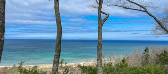 Single-level lakefront hideaway with a deck, fireplace, & washer/dryer