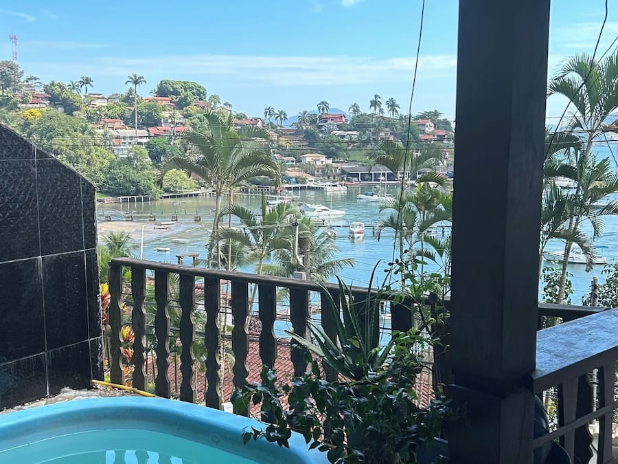 Zona de piscina con vista a un puerto deportivo y edificios circundantes.