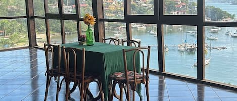 Suite luxueuse, vue sur la mer | Aire de séjour | Téléviseur connecté de 32 po avec télévision numérique