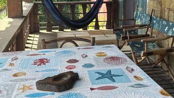 Deluxe Room, Sea View | Living area
