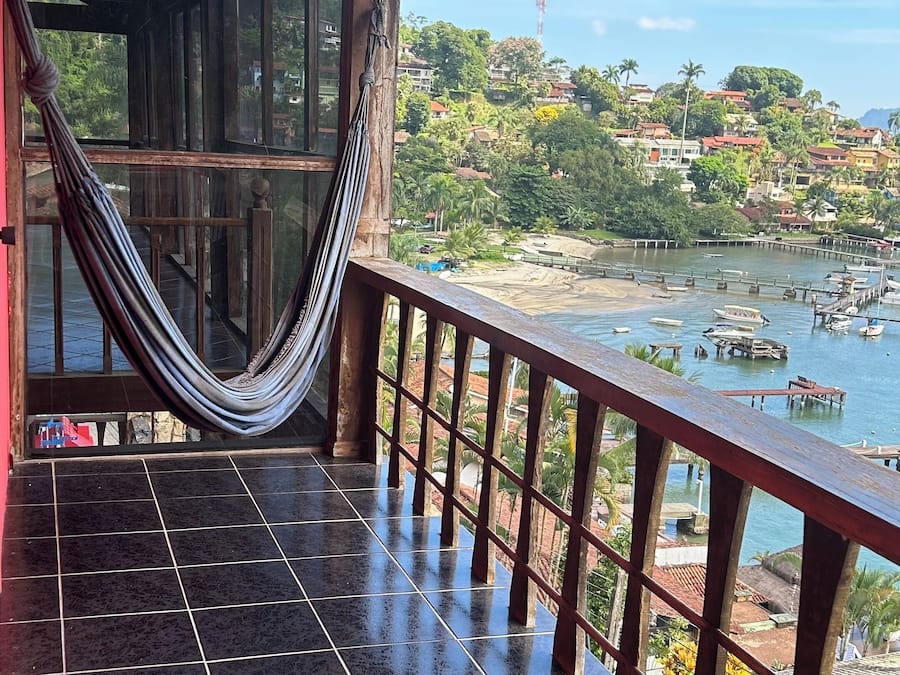 Quarto superluxo, vista para o mar | Área de estar | Smart TV 32 polegadas com canais digitais