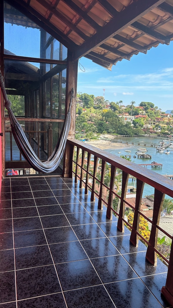 奢华客房, 海景 | 起居区 | 32-英寸智能电视(配备数码频道)