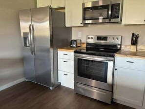 Refrigerador, microondas, horno y parrilla de estufa 