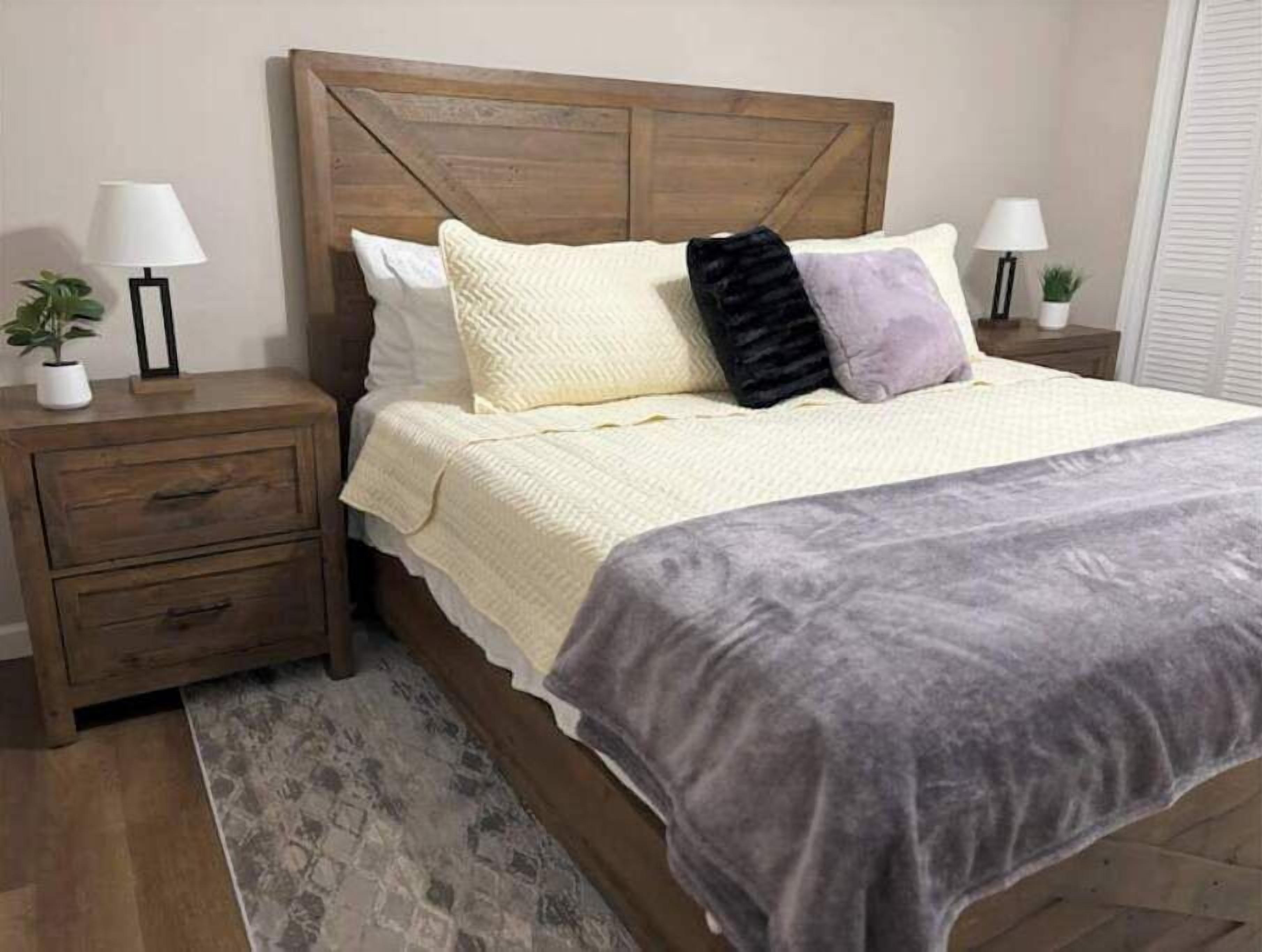 3 bedrooms, iron/ironing board, WiFi (free), bed sheets
