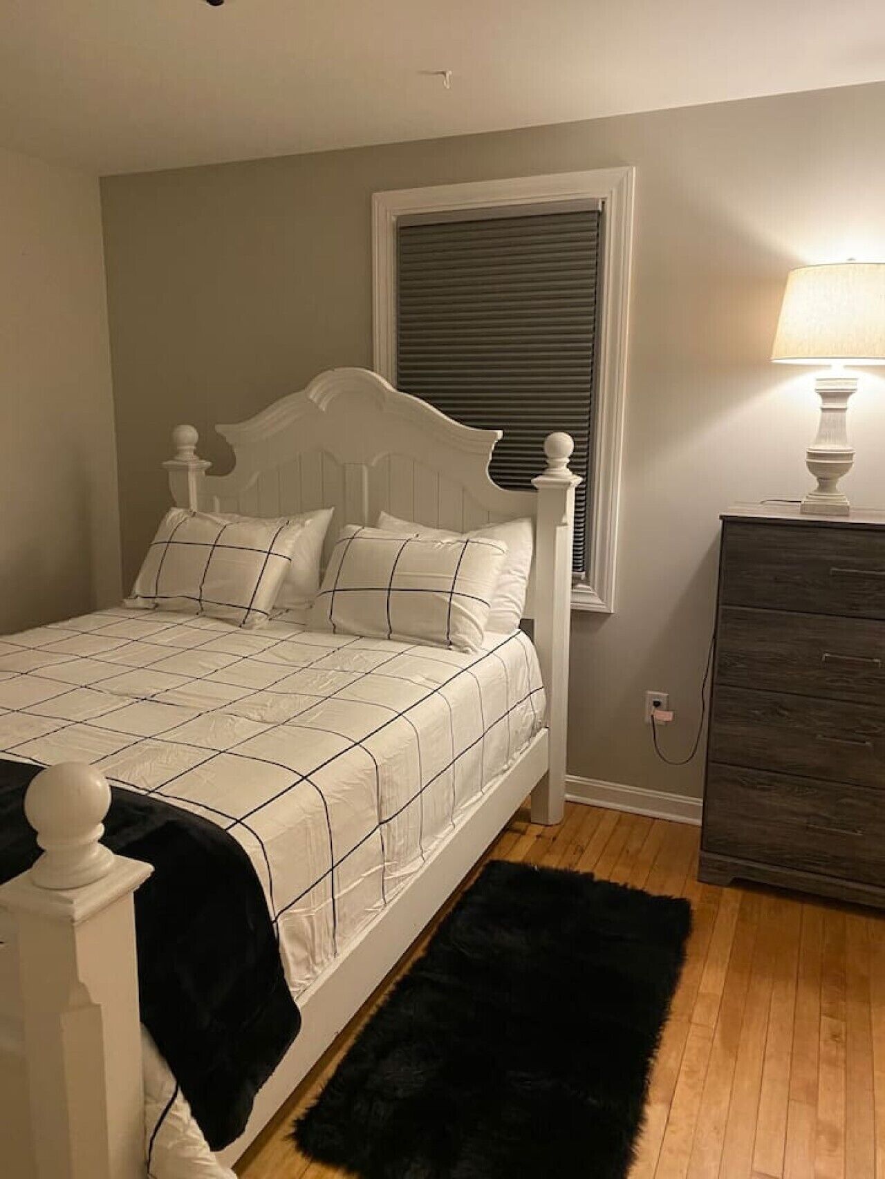 Desk, iron/ironing board, WiFi, bed sheets