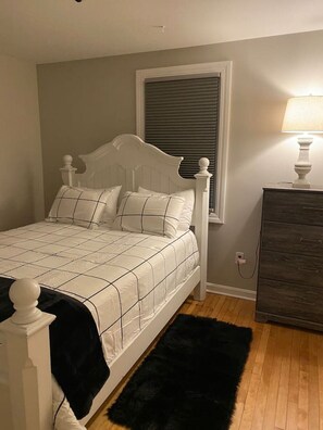 Desk, iron/ironing board, WiFi, bed sheets