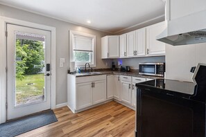 Coffee/tea maker, fridge, microwave, oven - Quiet Charming Cape 3 bed/2bth (Brewer)