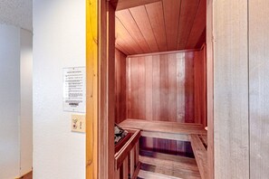 Sauna - Serene ski condo with a private dry sauna, gas fireplace, AC, & pool access (Steamboat Springs)