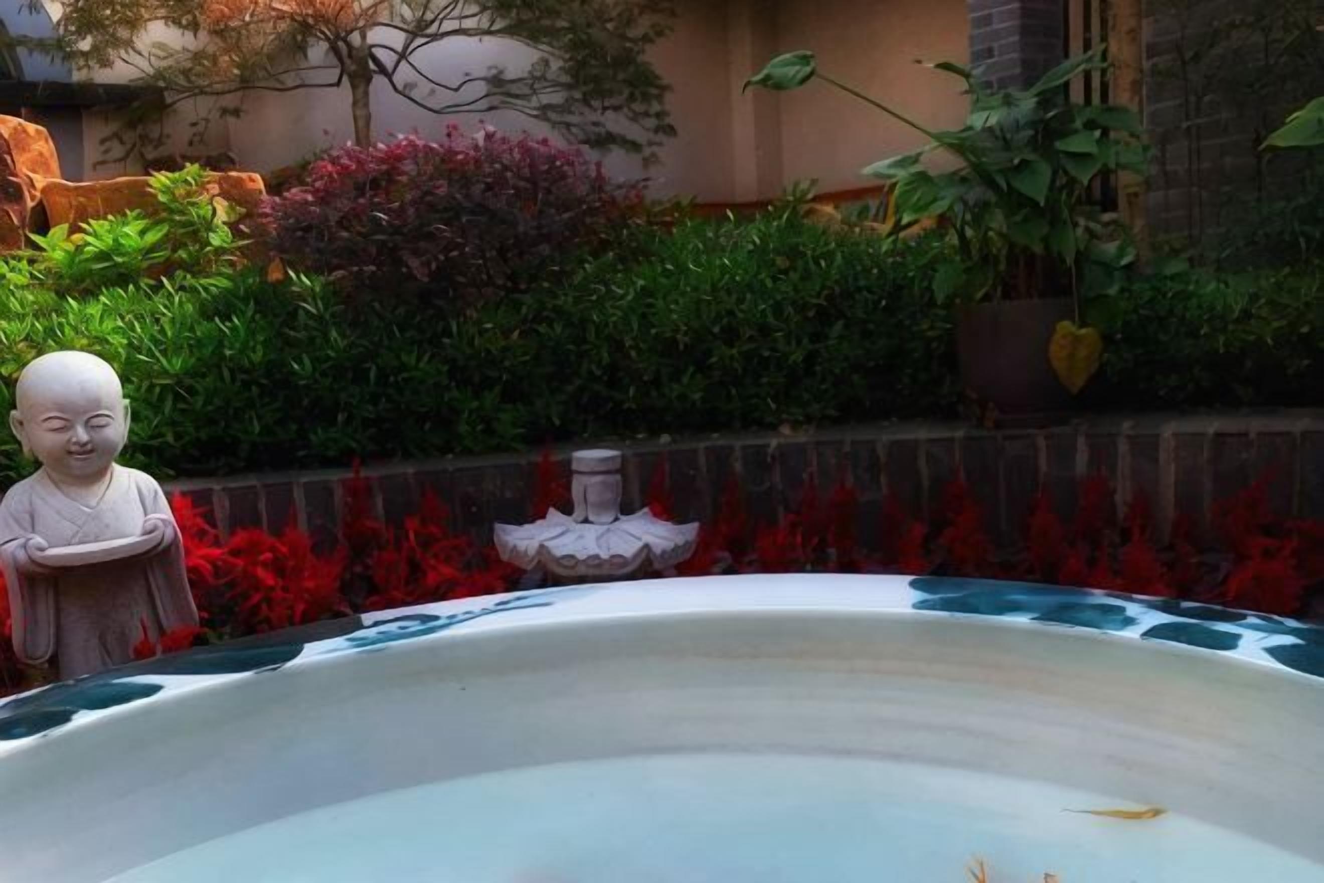 Outdoor spa tub