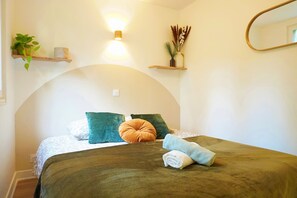 1 bedroom, bed sheets