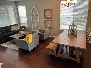 Dining - 4 Bedroom with all the things! (Eugene)