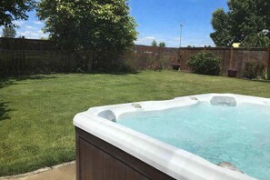 Outdoor spa tub - 4 Bedroom with all the things! (Eugene)