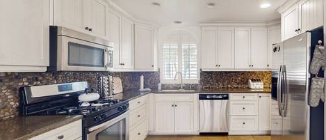 Réfrigérateur, four à micro-ondes, un four, surface de cuisson