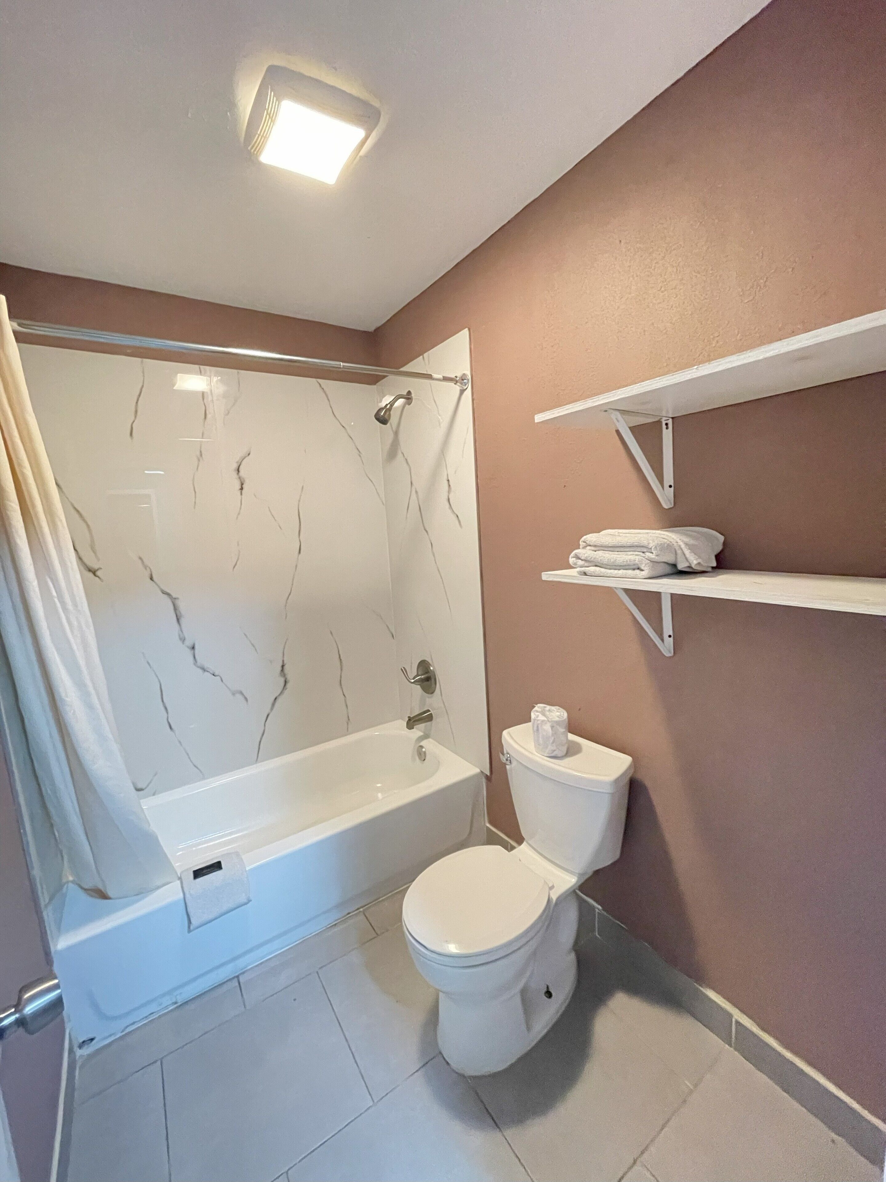 Habitación doble, 2 habitaciones, para no fumadores, cocineta | Baño | Tina y toallas 