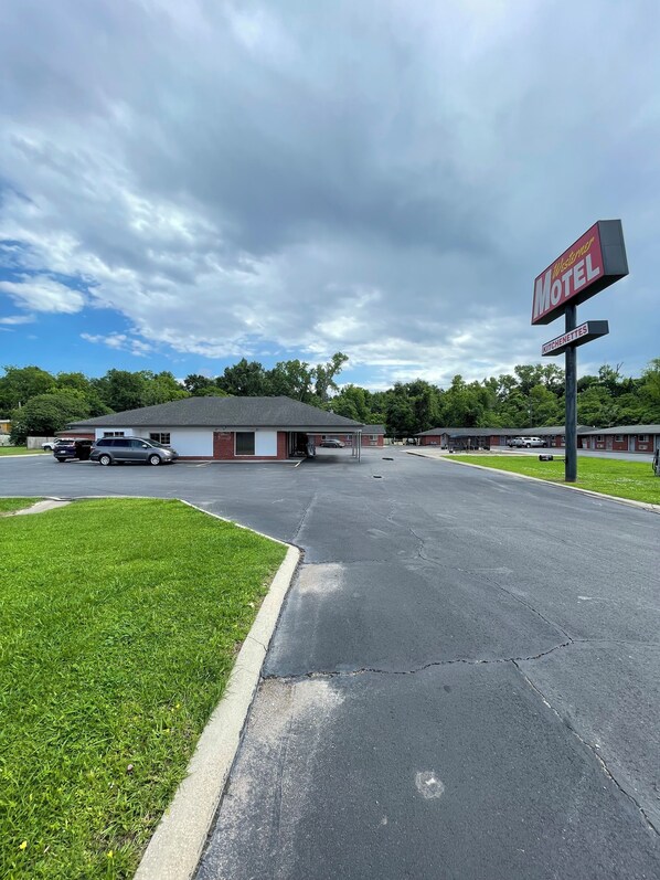 Front of property - Westerner Motel (Port Allen)