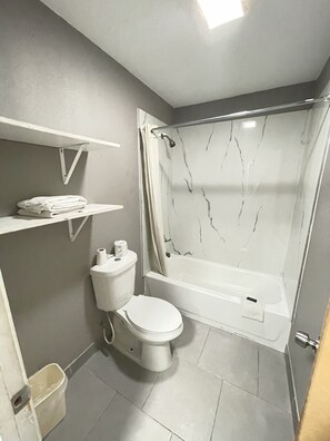 Bathtub, towels - Westerner Motel (Port Allen)