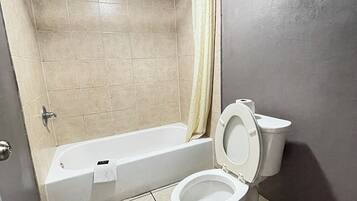 غرفة - غرفة نوم واحدة - للمدخنين | حمام | أحواض استحمام، مناشف