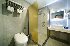 A modern bathroom with a toilet, a shower, and a sink with a mirror. - Wuyuan Jindan City Homestay (Wuyuan)