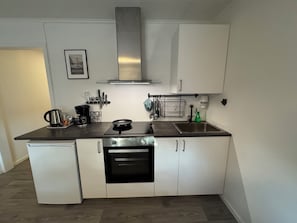 Classic Apartment | Private kitchen | Fridge, oven, stovetop, toaster - Höga Kusten Lägenhetshotell (Skog)