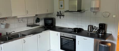 Basic Apartment | Private kitchen | Fridge, oven, stovetop, toaster