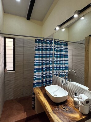 Dusche, Handtücher, Seife, Toilettenpapier
