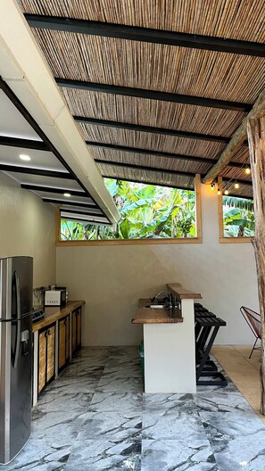 Kühlschrank, Mikrowelle, Herdplatte, Wasserkocher mit Kaffee-/Teezubehör